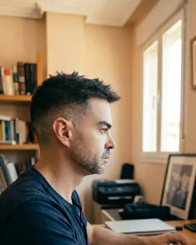 José, leyendo en su ordenador